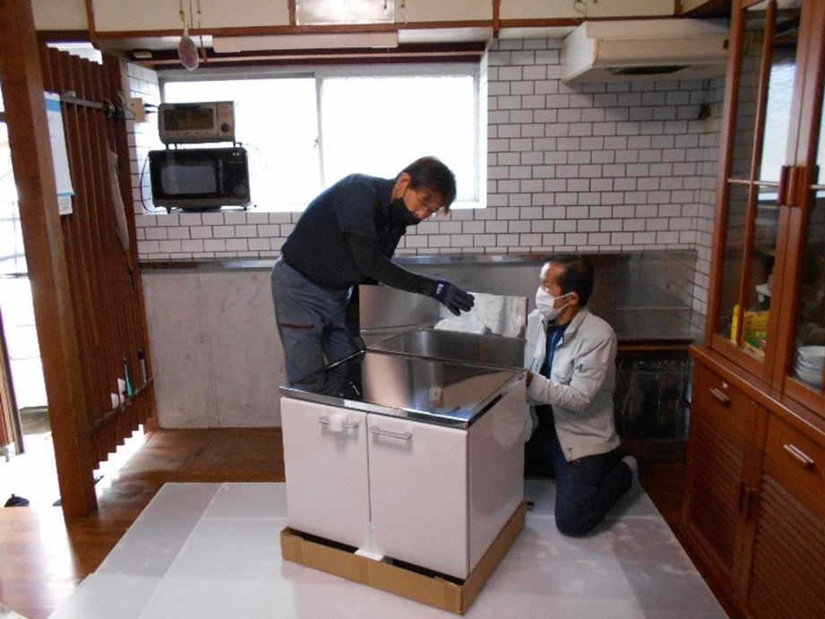 新規のガス台のバックガードを取付けます!!