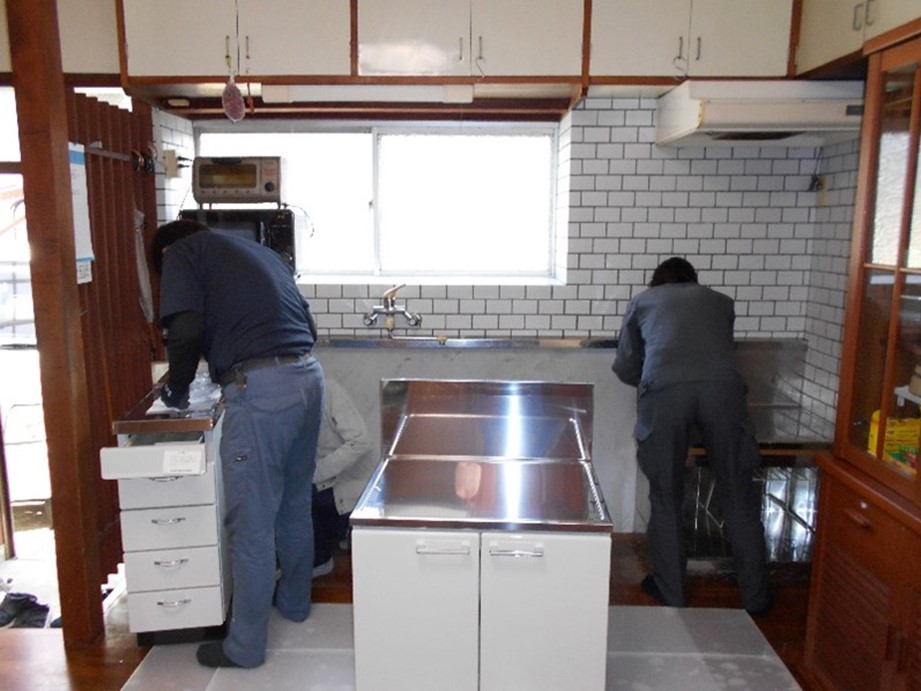 左の調理台の準備をし、右ではガス屋さんが既存のガス台の撤去をしています!!