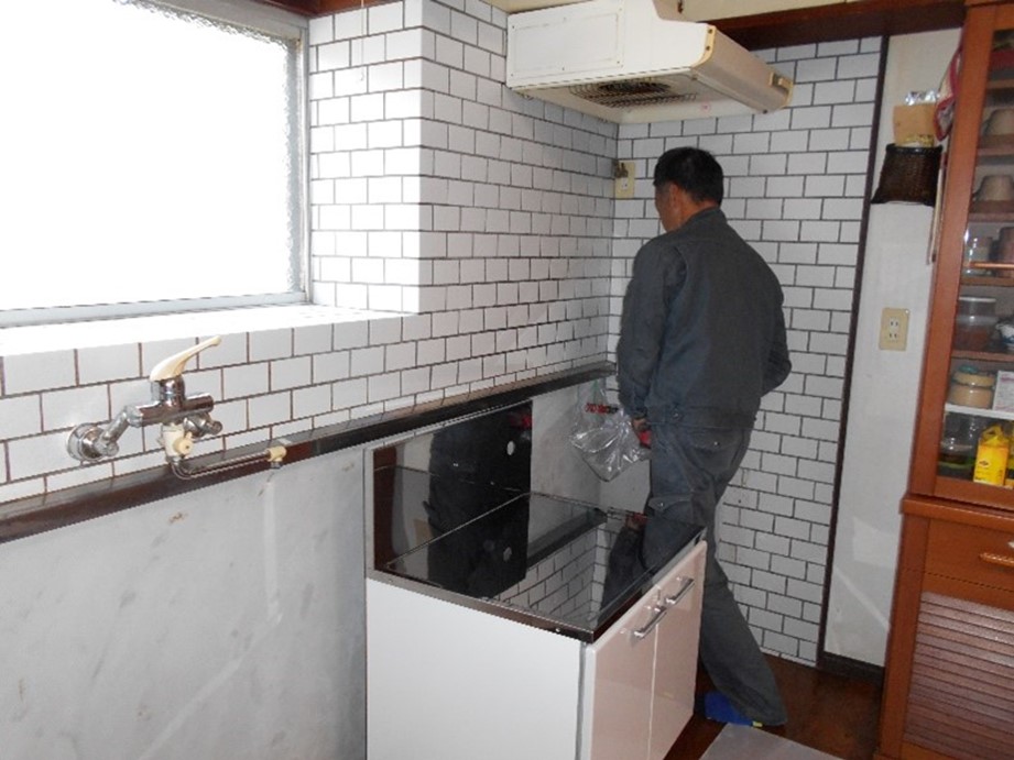 ガス屋さんが、新規のガス管を引き込む穴を開けています!!