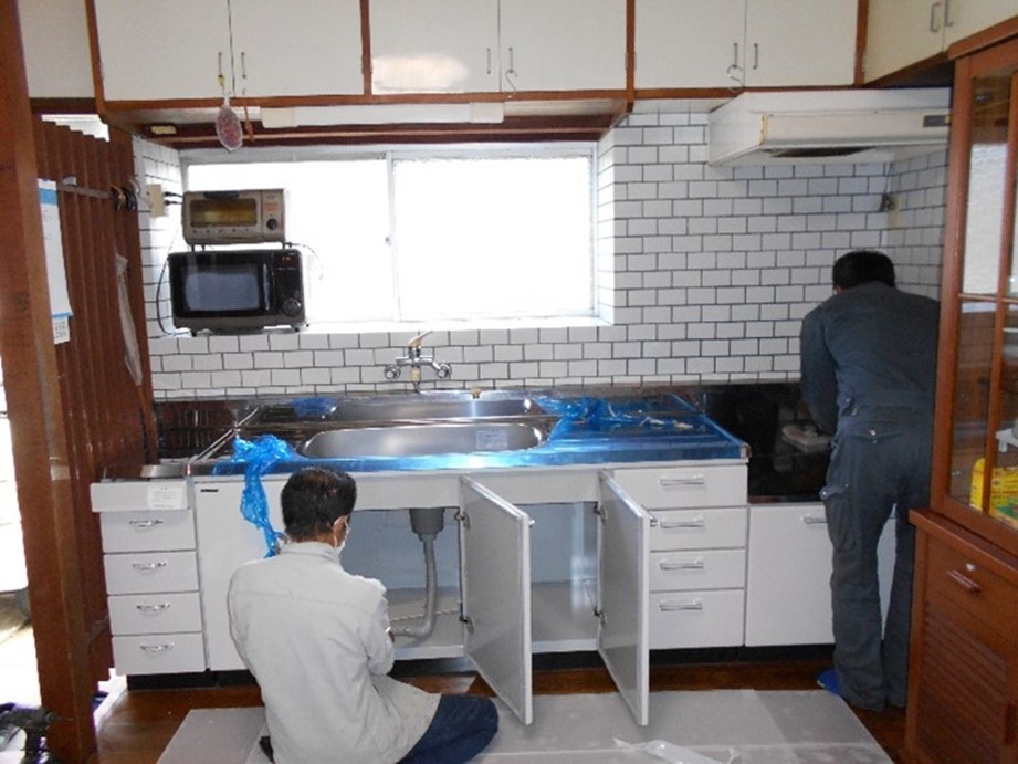 左に調理台、真ん中に流し台、右にガス台をセットし、新規のガスコンロを組付けています!!