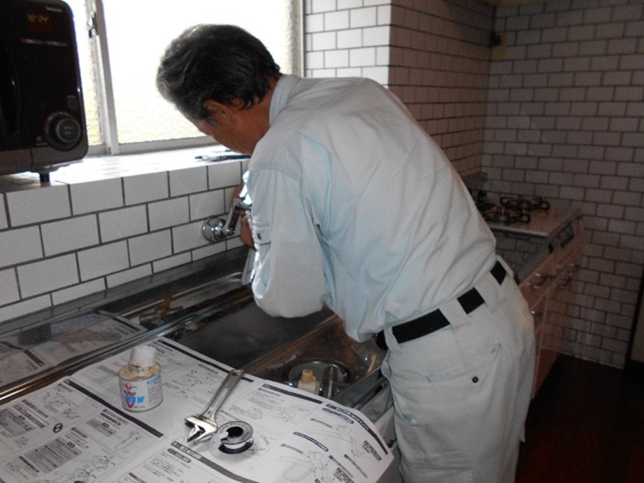 設備屋さんが水栓の交換をしています!!