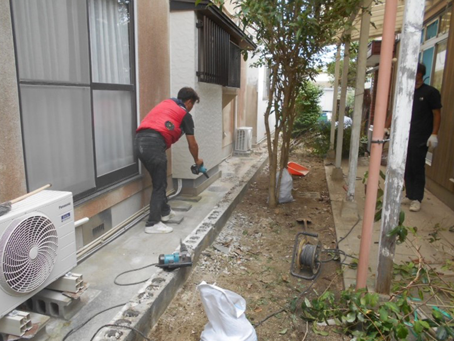 ブロワーで周辺の掃除をします!!