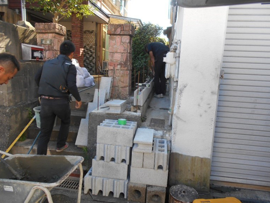 差し筋をし、道路側から新規のブロックを積んで行きます!!