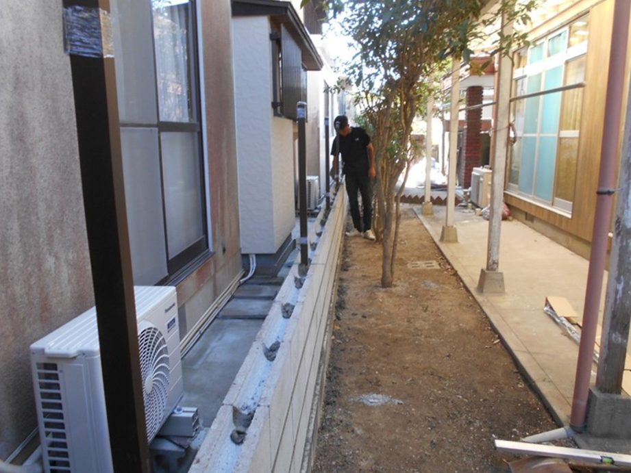 フェンスの柱を建てます!!