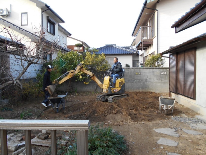 不要な庭木を撤去し、余分な土もスキ取り処分します！！