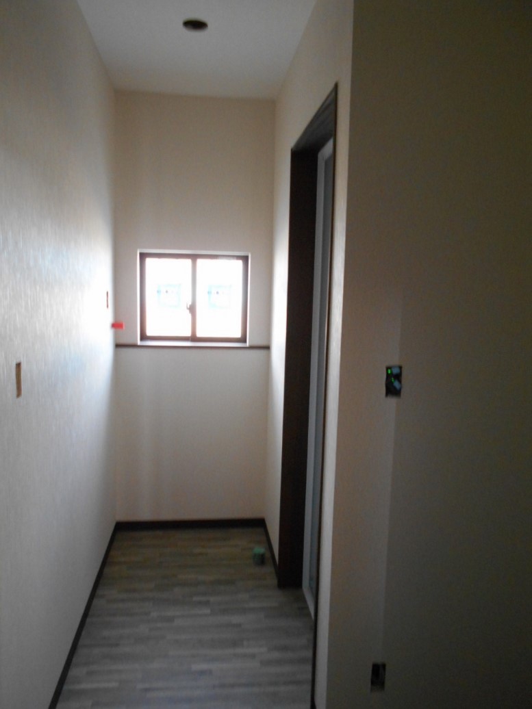 洗濯機置き場側の内装工事の完了です！！