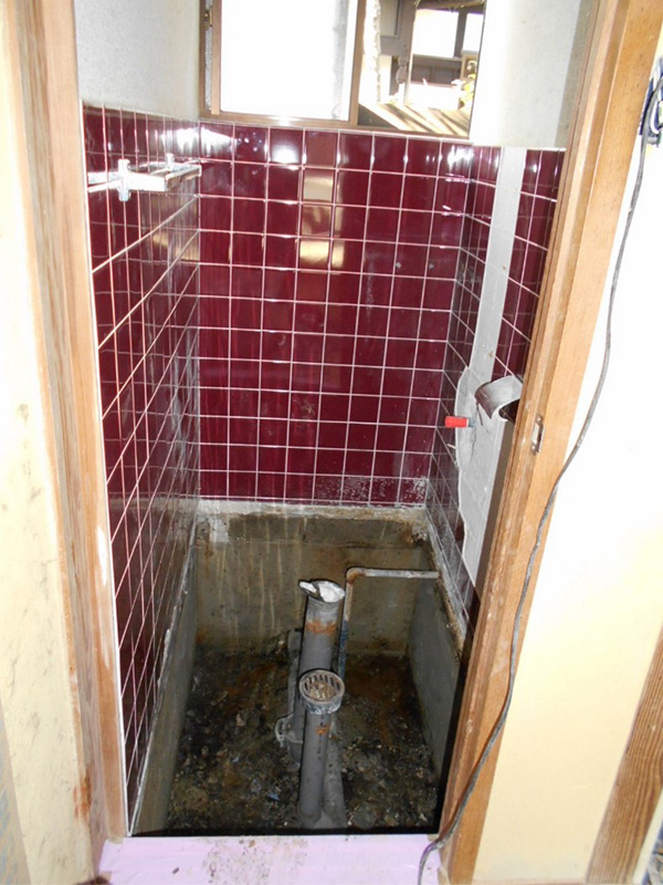 便器を撤去し、土間も解体しました！！