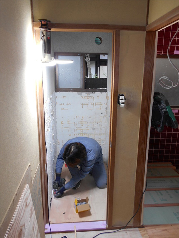 給排水管の整備後、床に合板を施工します！！