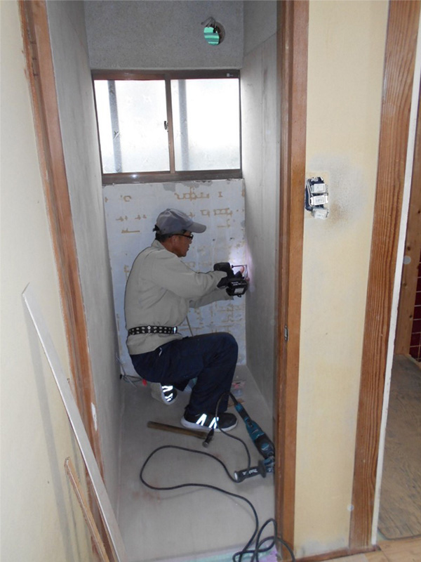 壁もタイルを撤去し、ベニヤを施工します！！