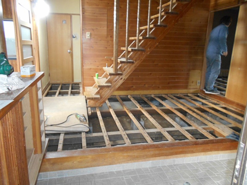 既存の床材を全て解体撤去しました！！