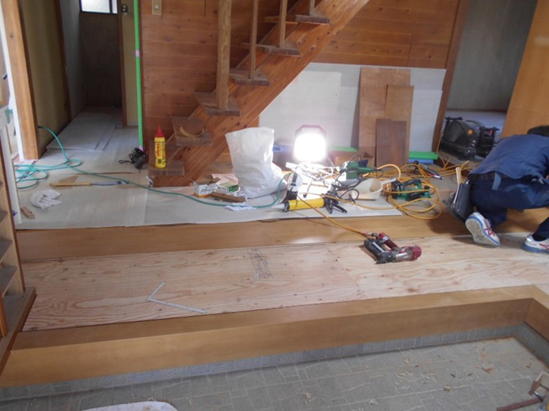 新規のフロア材を施工します！！