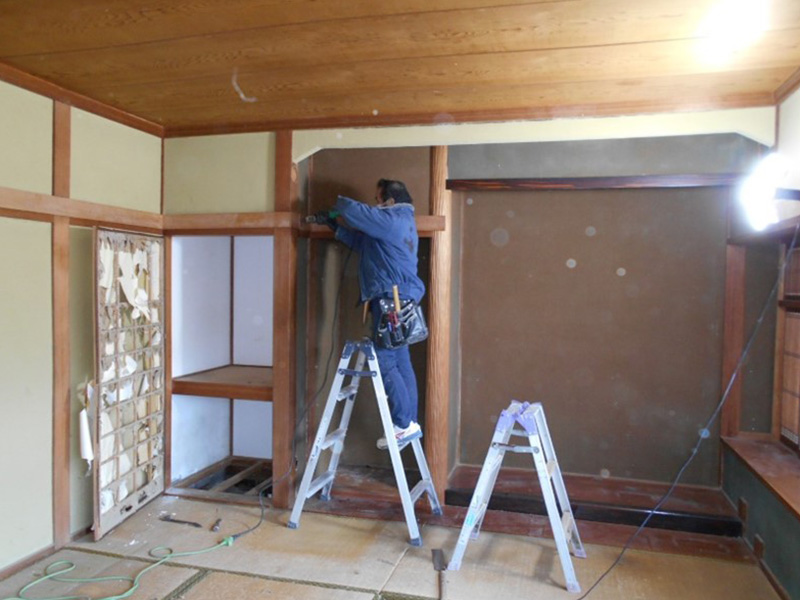 仏壇置き場と床の間の解体をします！！