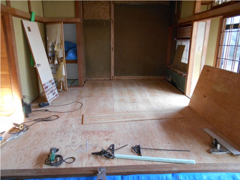 断熱材を入れ、捨て貼り合板施工しました！！