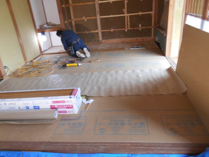 新規のフロア材を施工しています！！