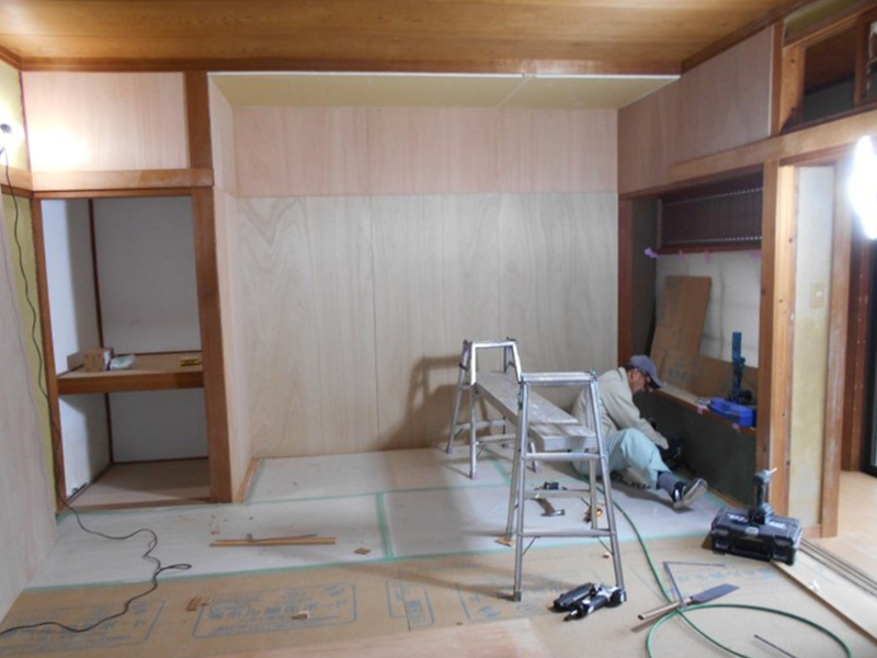 解体した床の間廻りにクロス下地の造作をしています！！
