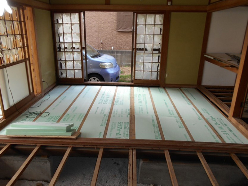 既存の畳と座板を撤去し、根太の間断熱材を入れました！！(8畳の和室から見る)