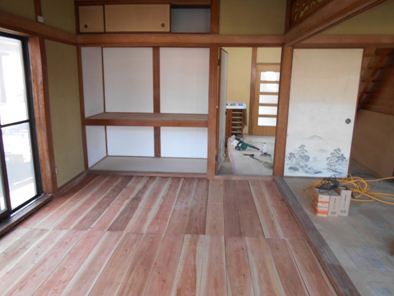 新規の座板を敷きました！！