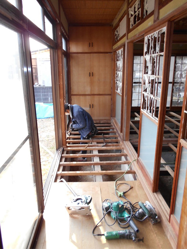 既存の床材を解体撤去します！！