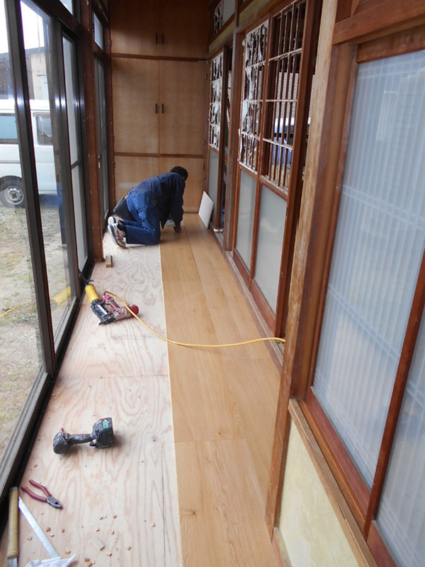 新規フロア材を施工します！！