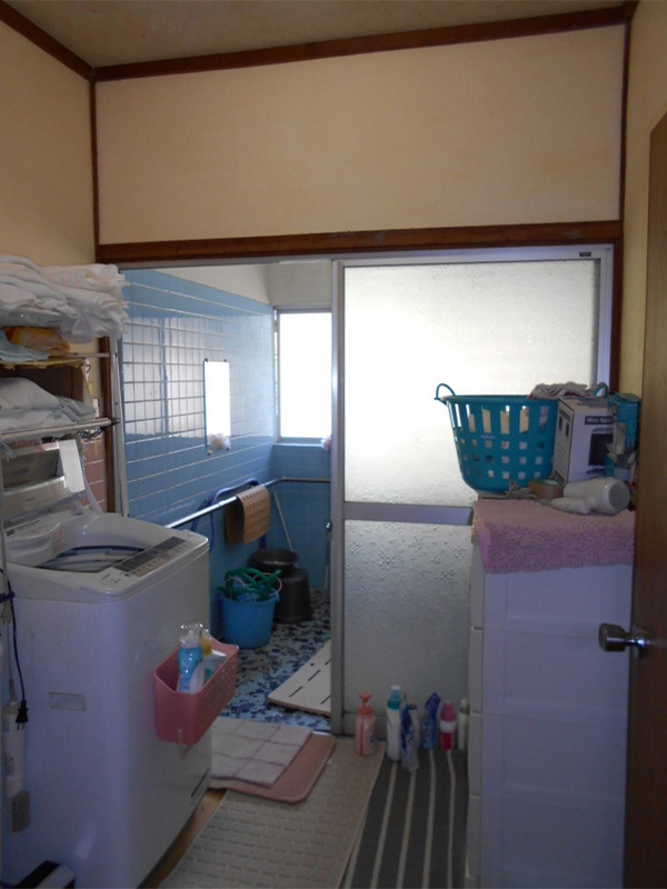 洗面所と奥の浴室を見る！！