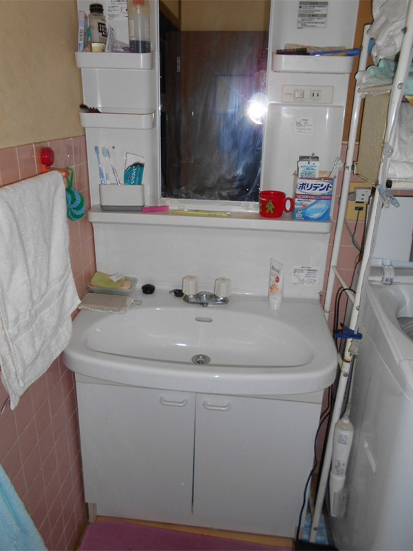 洗面所を入って左角に化粧台があります！！