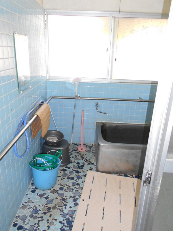 洗面所側の入口から浴室内を見る！！