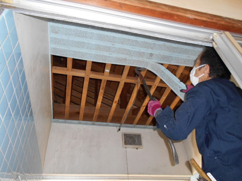 浴室の天井の解体をしています！！(外から見る)