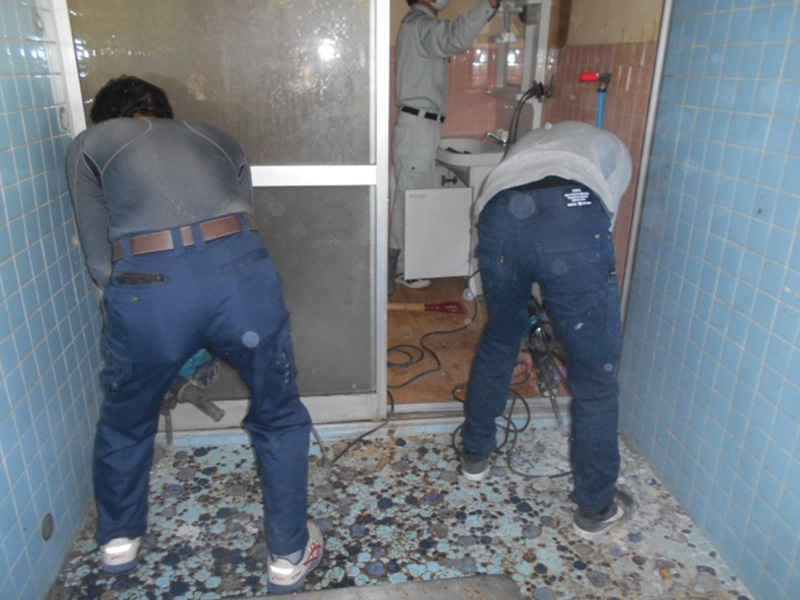 土間の解体をしています！！