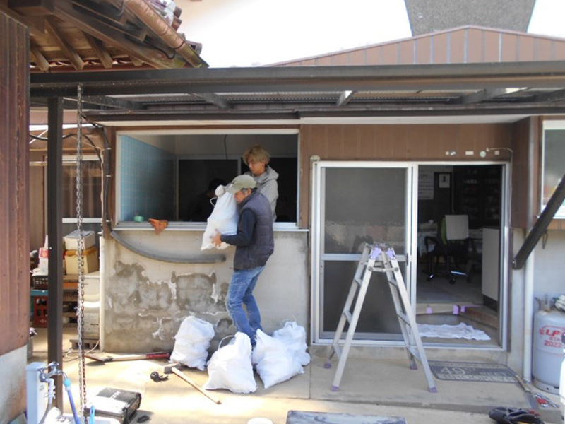 解体ガラを窓から外に出します！！