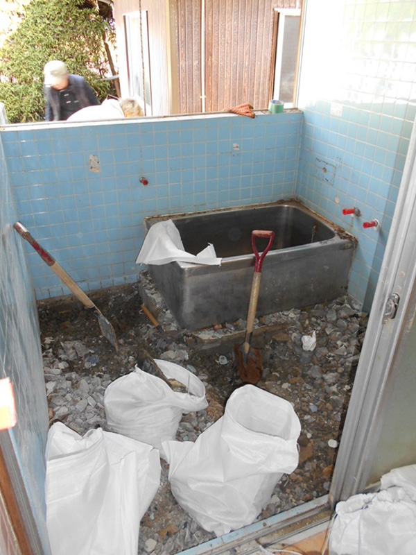 解体も浴槽を残すのみとなりました！！