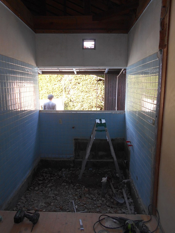 浴槽も撤去し、浴室内の解体が完了です！！