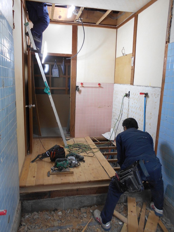 洗面所の床の解体をしています！！(外から見る)