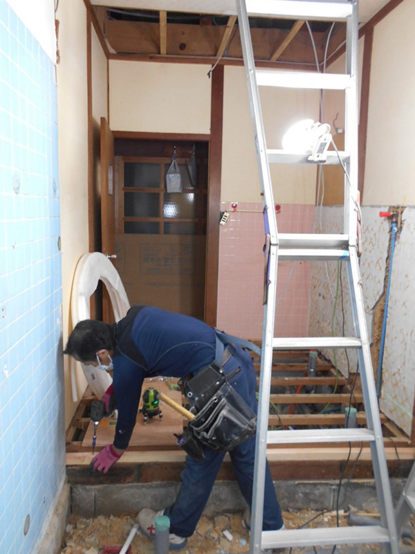 洗面所の床の造作をしています！！