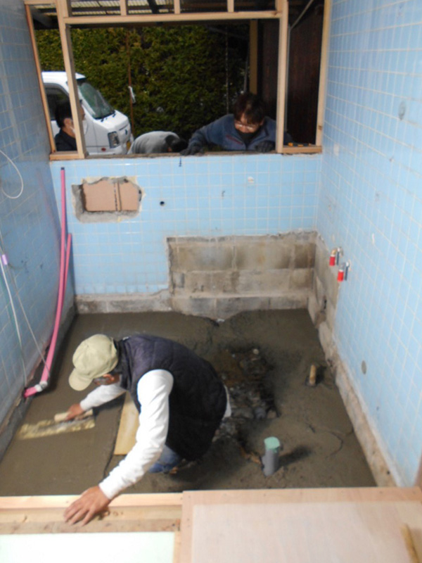 浴室の土間に生コンを打設しています！！