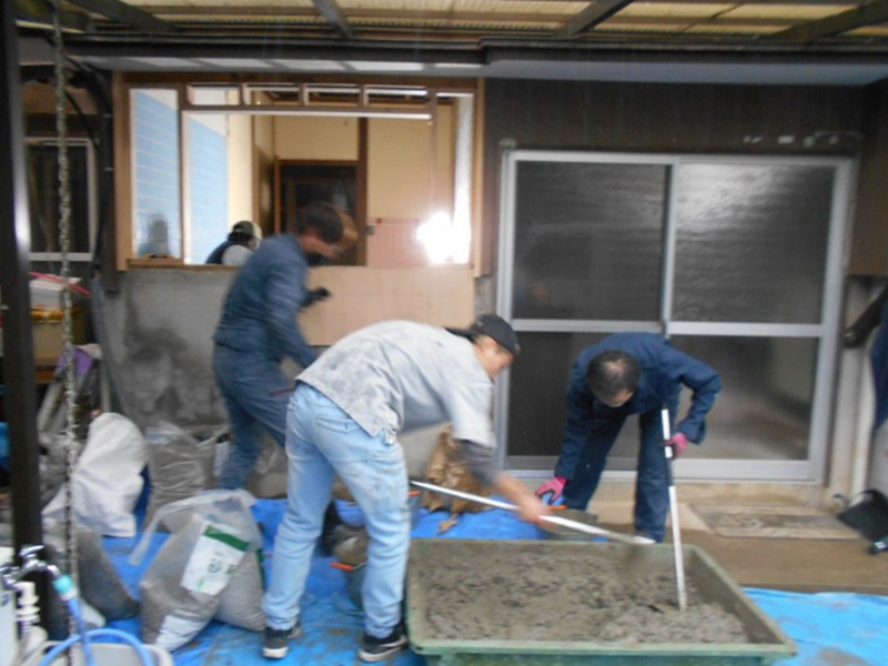 外で手作業で生コンを練りました！！