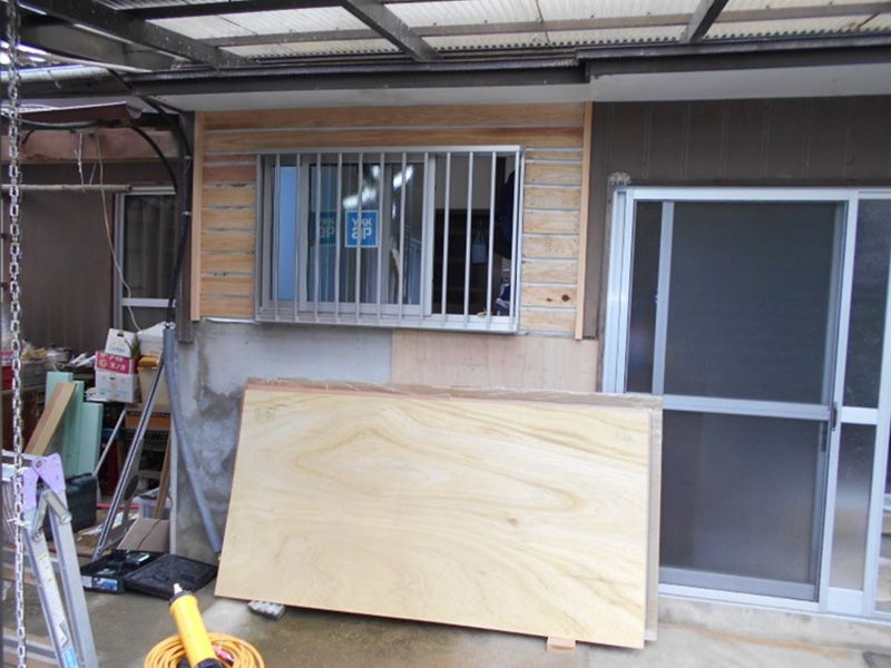 小さいサッシが入りました！！(廻りはモルタル補修後塗装をして仕上げます)