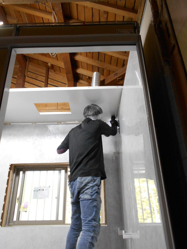 新規システムバスの組立をします！！(側面パネルと天井パネルを施工しています)