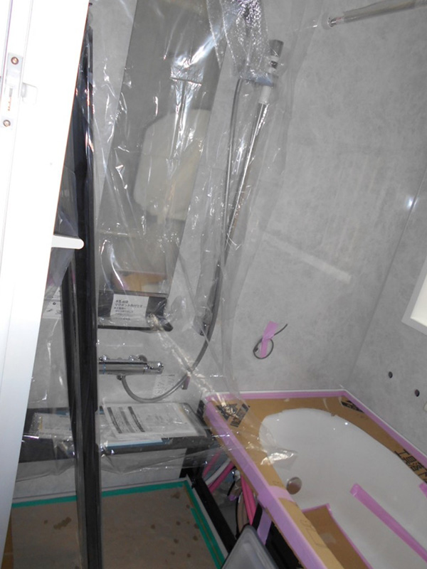 鏡、水栓、カウンター等を組付けました！！