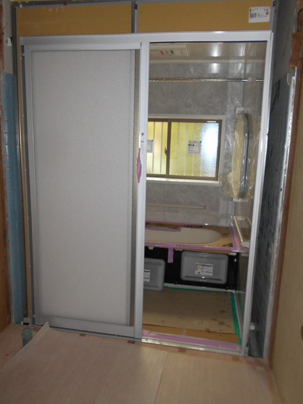 入口の引き戸の組付けも完了です！！