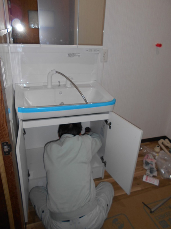 新規の化粧台を組付けます！！