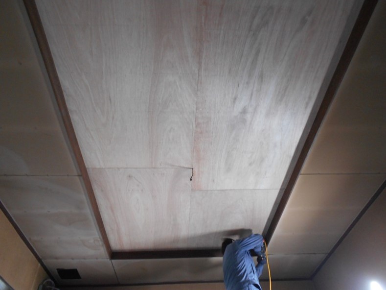 天井は既存上部よりクロス下地のベニヤを施工します！！