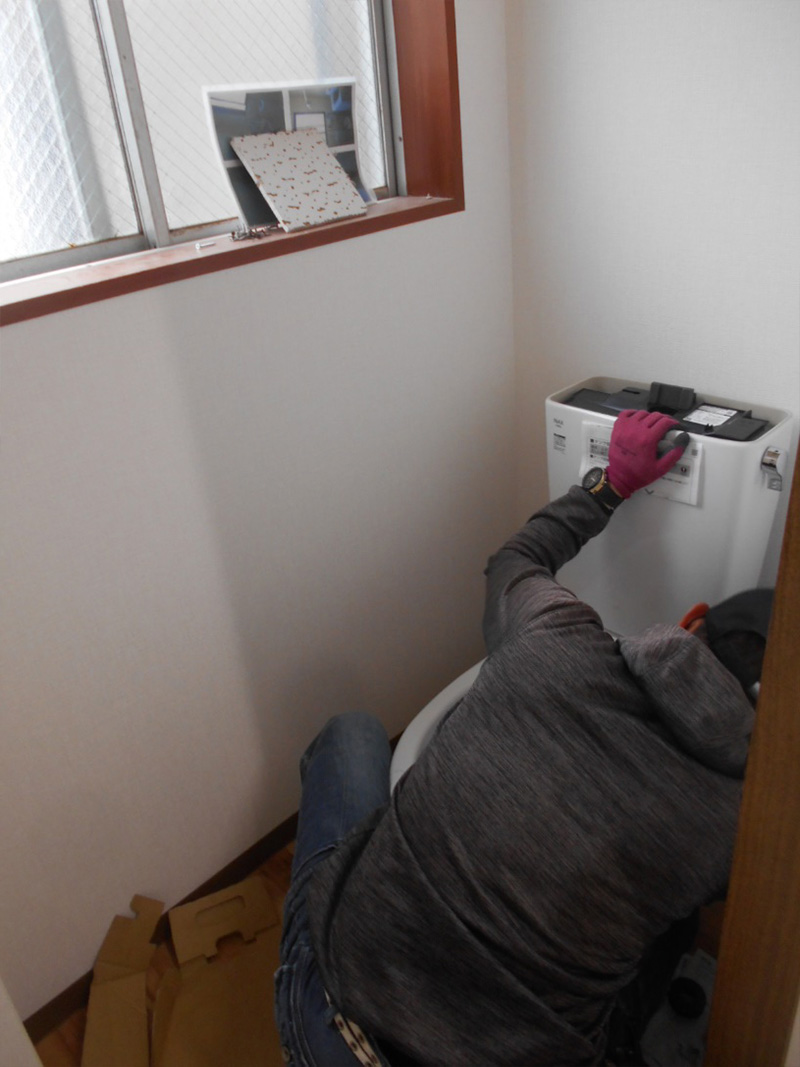 便器や備品を組付けて行きます！！