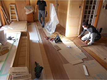 順次フロア材を施工して行きます！！(壁廻りは既存上部よりベニヤを施工します)