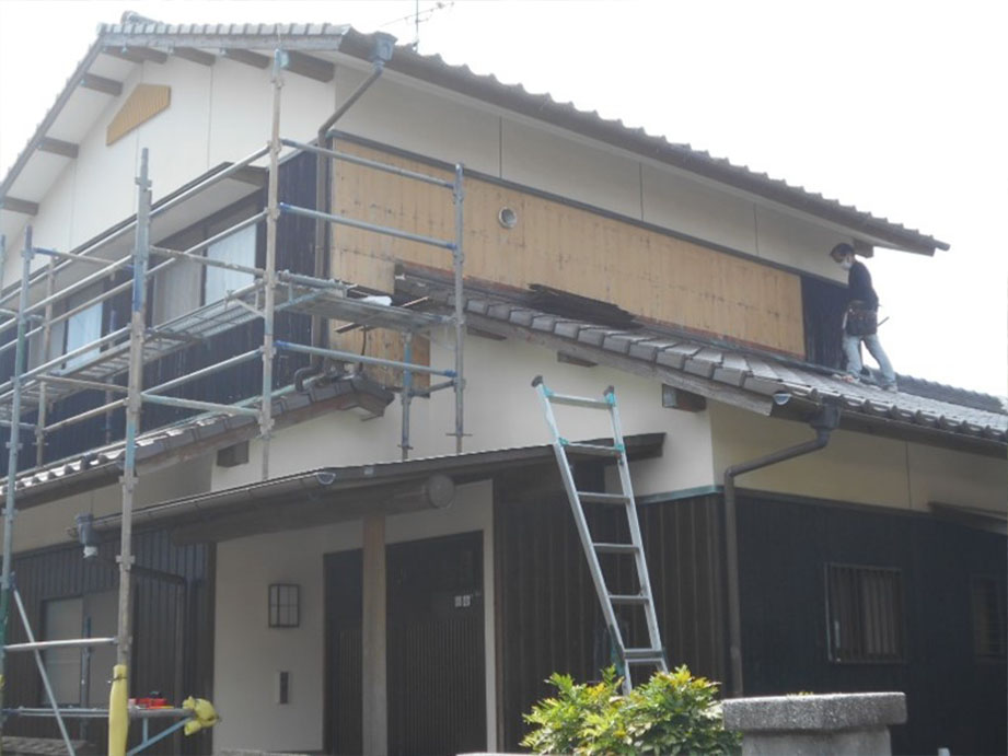 二階東面の外壁を解体撤去しています！！