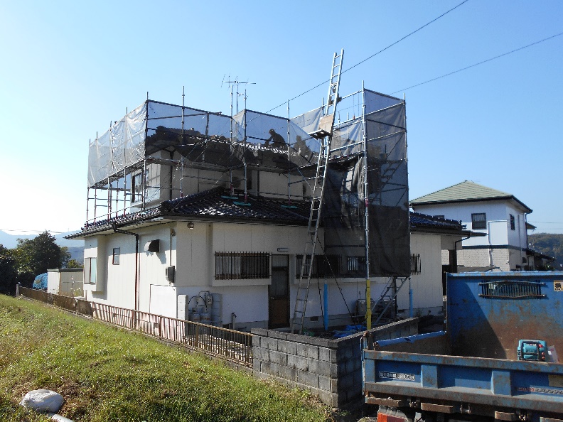 足場を組み、養生をしました!!