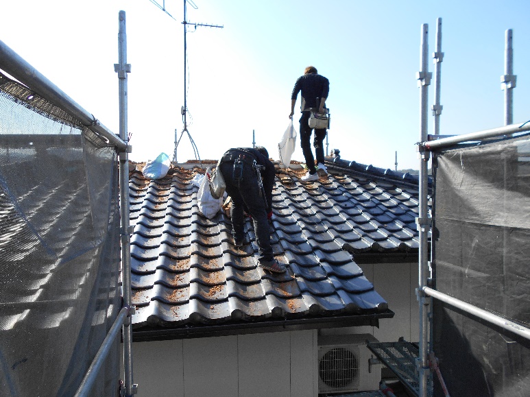 既存の瓦を剥いで、一旦足場の踊り場に置きます!