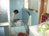 浴室リモコン配線用穴あけ